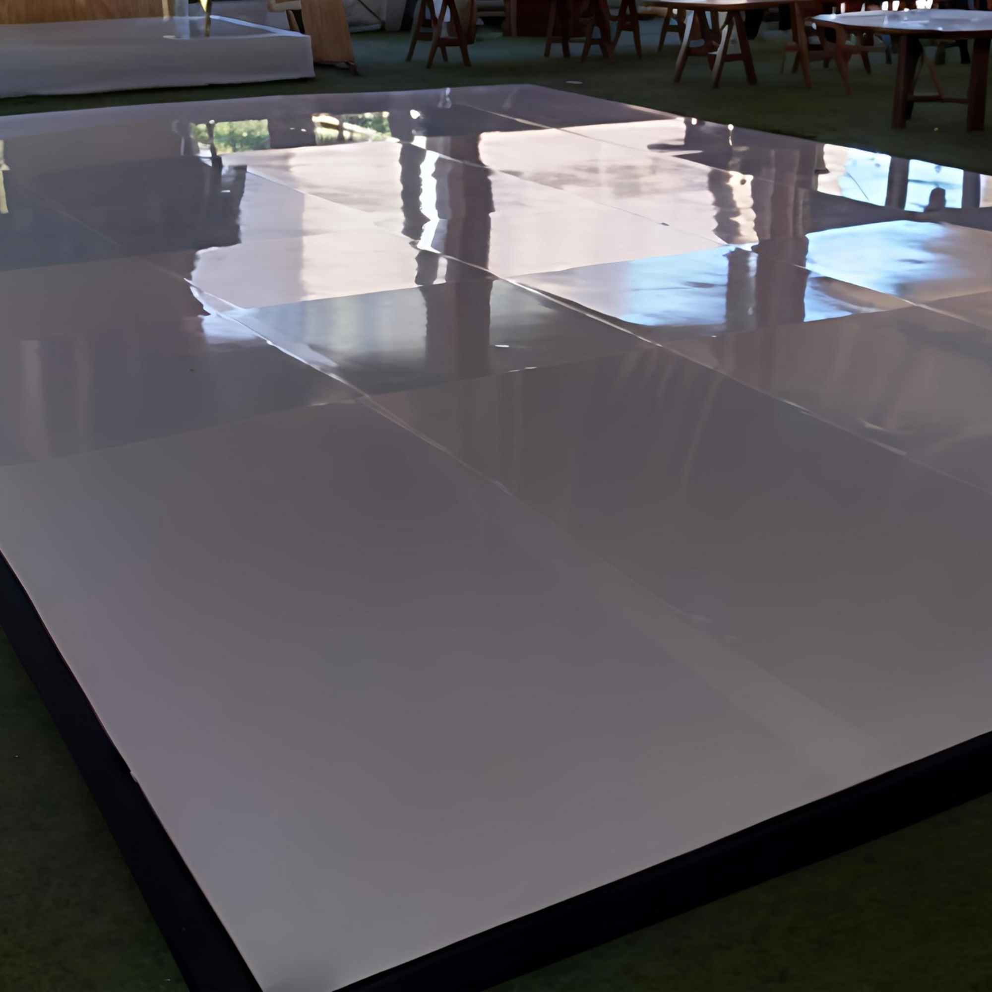 PISTA CON CUBIERTA DE CHAROL BLANCO MT2