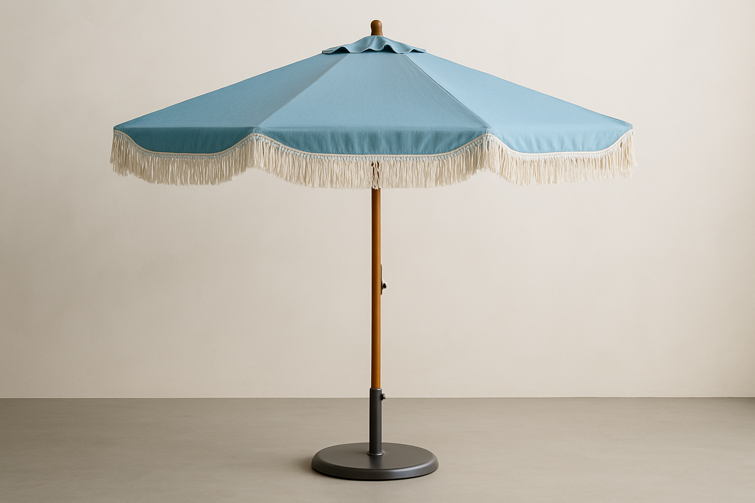 Sombrilla azul cielo con flequillo estructura de madera y base de metal
