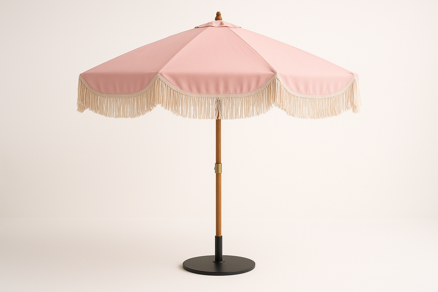 Sombrilla Color rosa con flequillos estructura de madera y base de metal